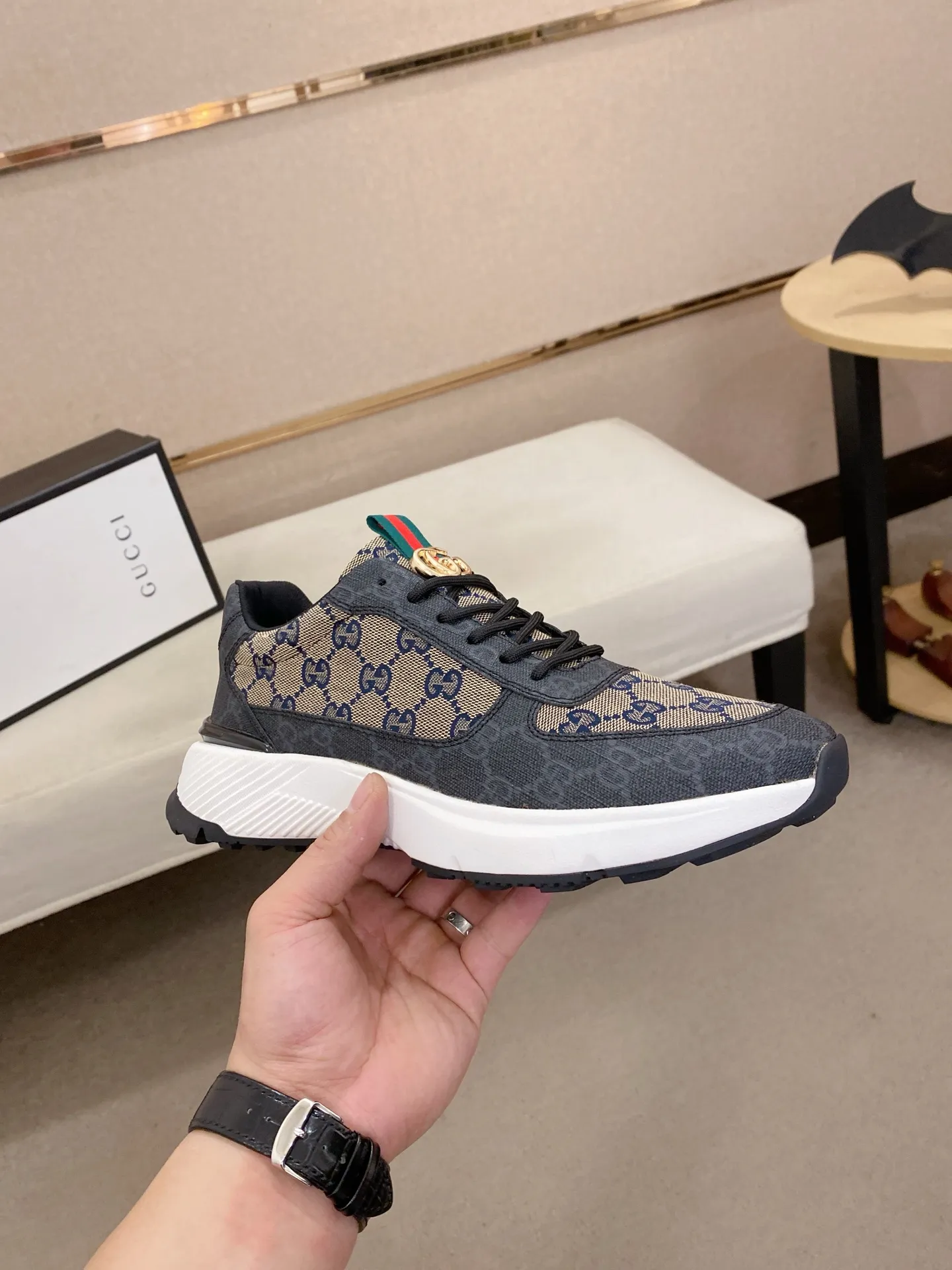 Men's shoes 💰 462💰The new GUCCI (Gucci) counters are launched simultaneously. The new men's shoes, 😘fabrics are selected from imported cowhide, and the lining is sheepskin lining. 👍🏿 High-end ☄️ air-cushion molded anti-slip rubber outsole, exquisite lines, simple and elegant, comfortable and high-end for leisure travel. Code number: 38 to 44 (45 can be customized and cannot be returned or exchanged)